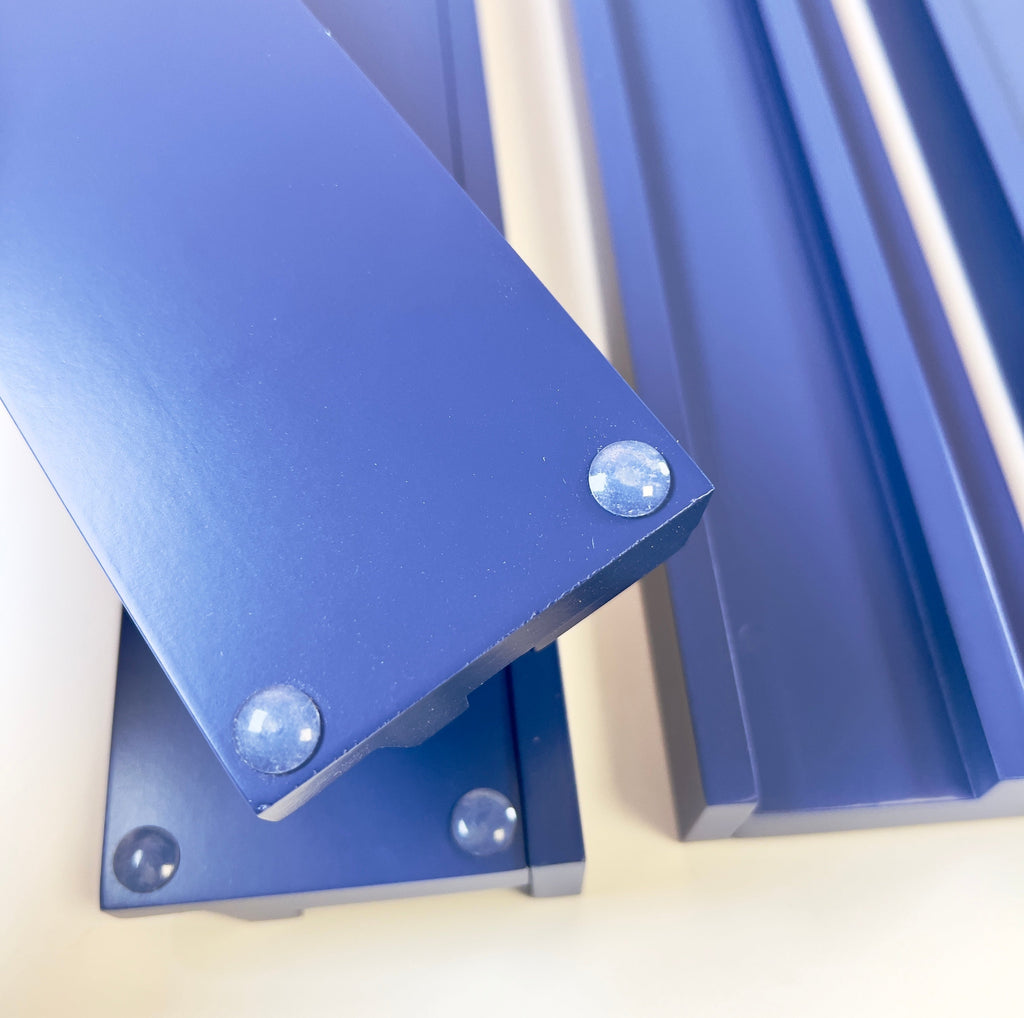 Wooden rack with magnetic pusher